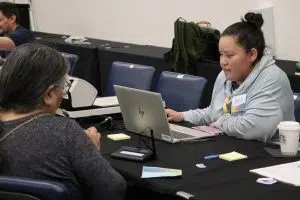 Indigenous Services Canada helping an evacuee who lost documentation from the fires (Photo Credits - Daniel Barker-Tremblay)