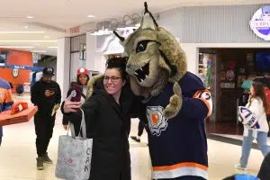 Hunter the Lynx taking a selfie with an Oilers fan at West Edmonton Mall during the Autograph Session (Photo Credits - Edmonton Oilers Entertainment Group)