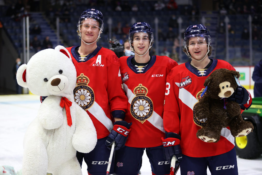Fans toss bears while the Pats tossed the Raiders 5-2 - Vimarsana News