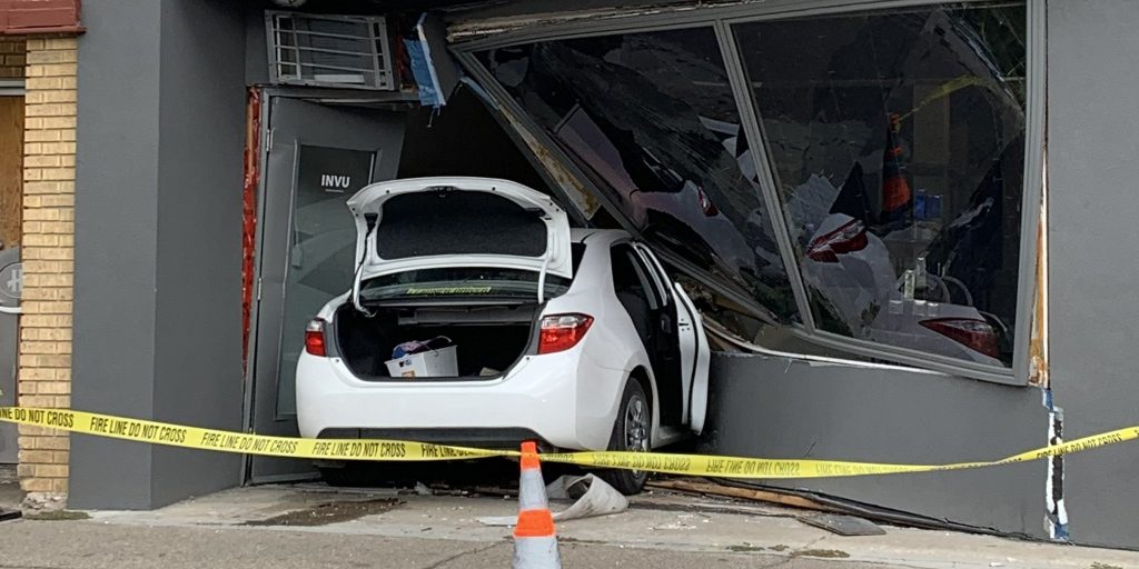 Car Crashes into Building on Hill Ave - Vimarsana News