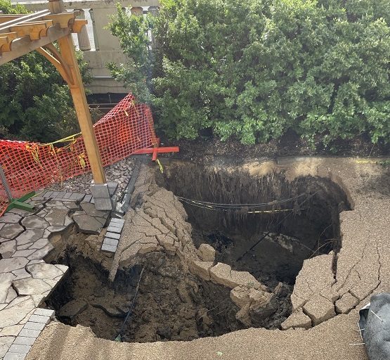 Stormwater pipe collapse causes sinkhole and emergency construction - Vimarsana News