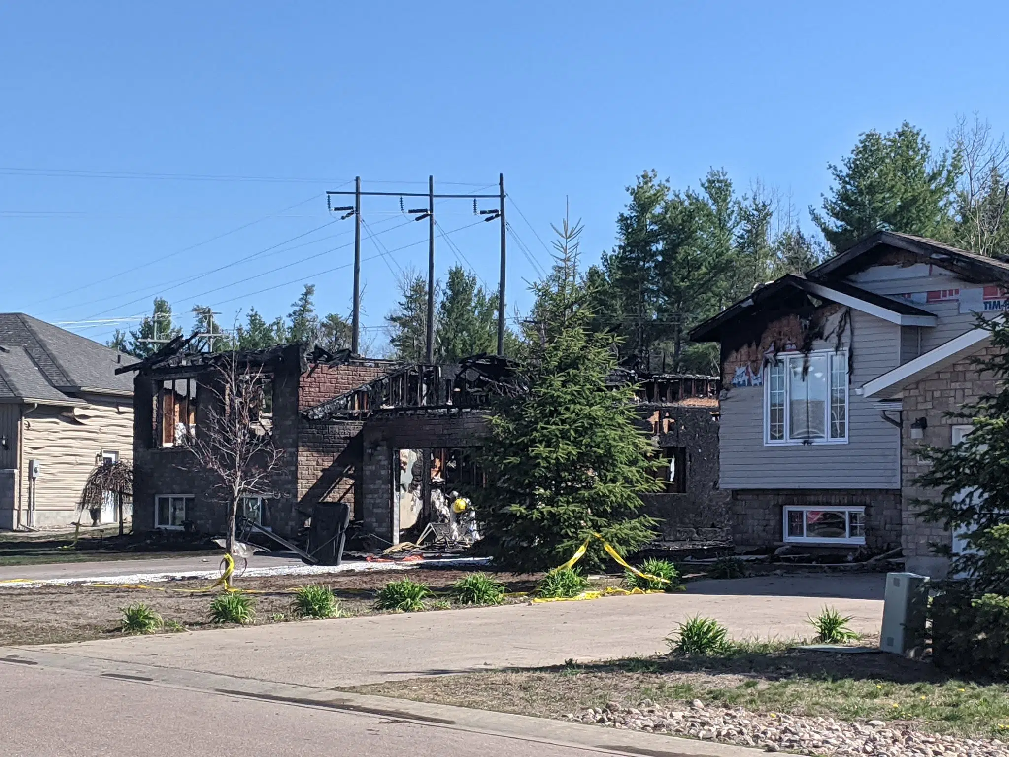 One injury and three houses damaged during fire in Petawawa 104.9