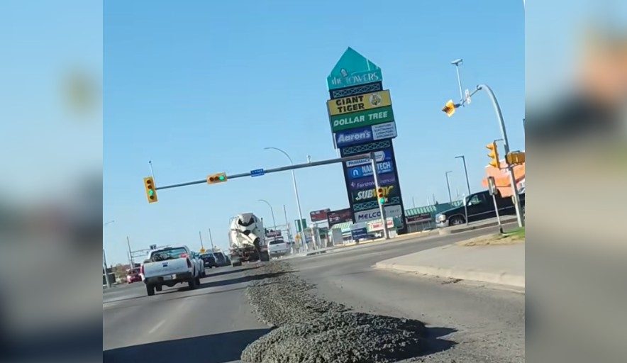 Mixer mixup: Cement mixer spills load on Albert Street - Vimarsana News