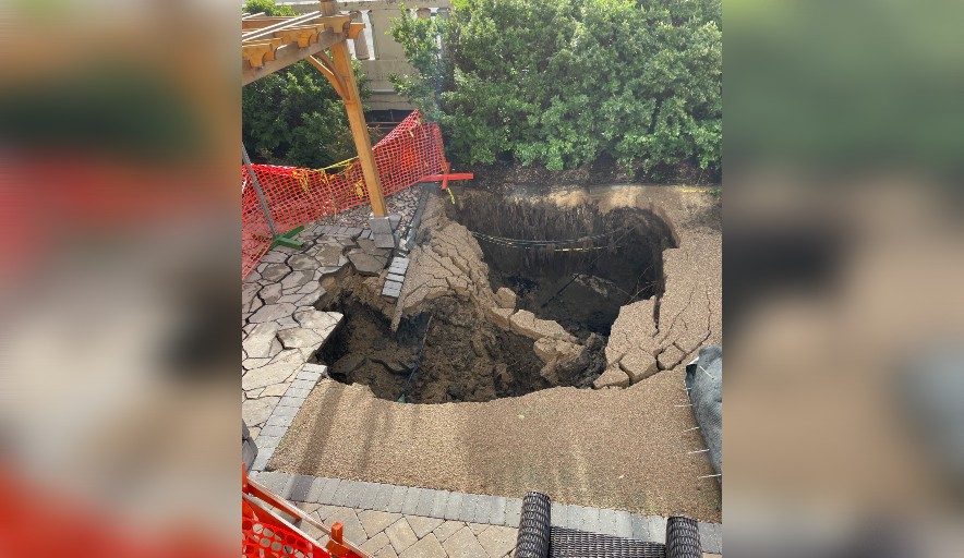 Sinkhole forms near Albert Street Bridge after pipe fails in backyard - Vimarsana News