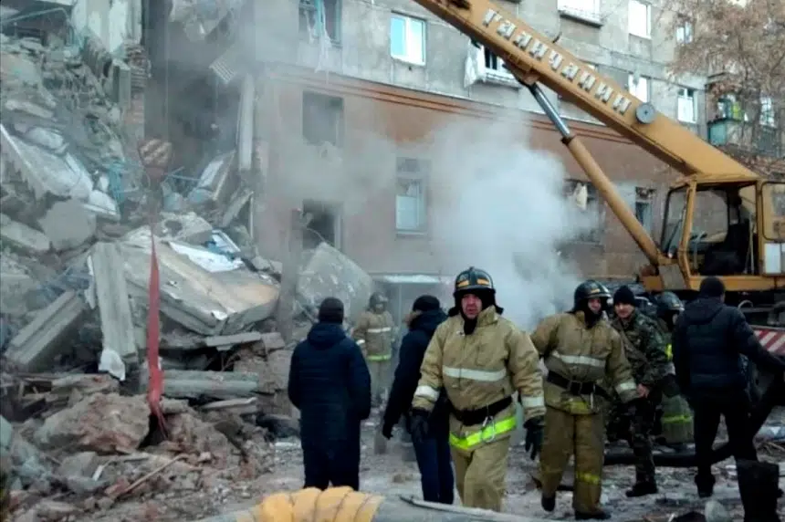 Russia: 4 die in building collapse; searchers race weather | 650 CKOM