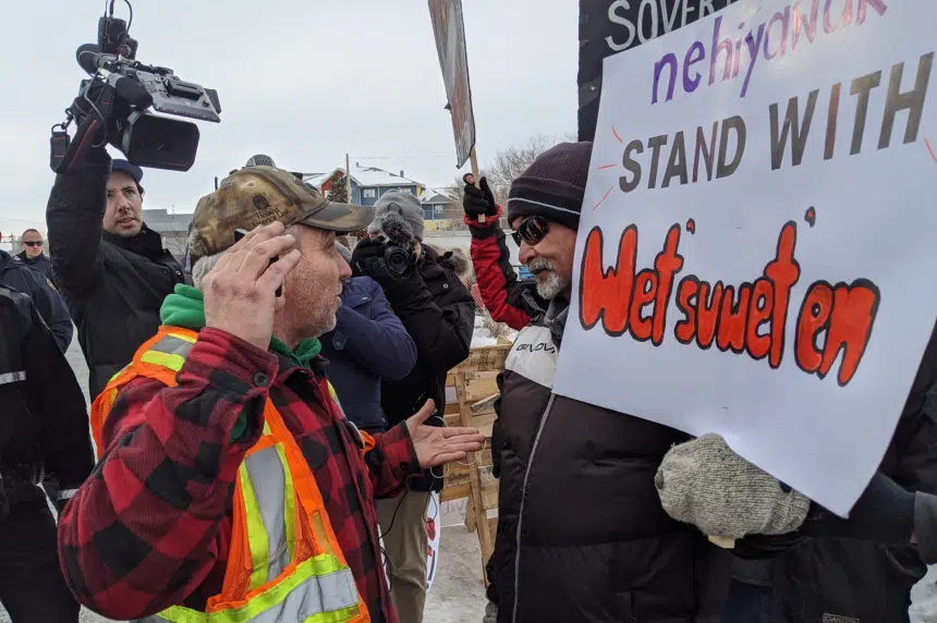 Tensions rise as Wet’suwet’en protesters, counter-protesters clash in Saskatoon