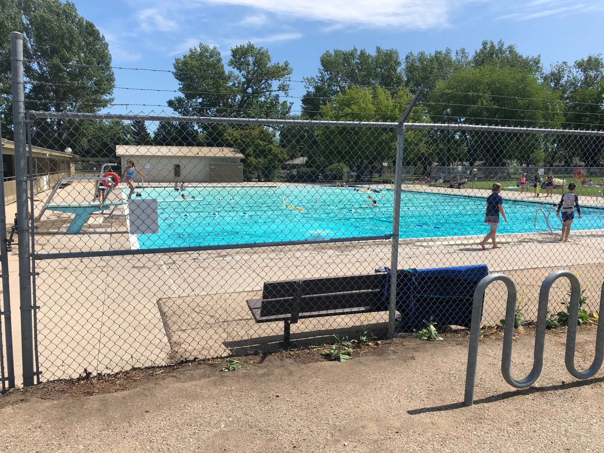 Families flock to Saskatoon’s outdoor pools to beat the heat
