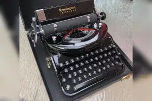 Typewriter-Thom Cholowski 