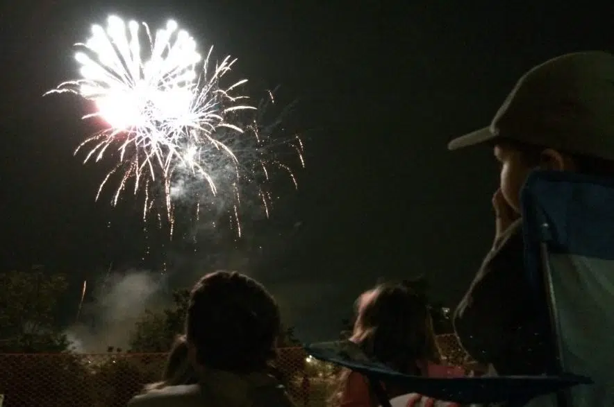 Festival dei fuochi d’artificio per stimolare la competizione tra vicini e la comunità di Saskatoon