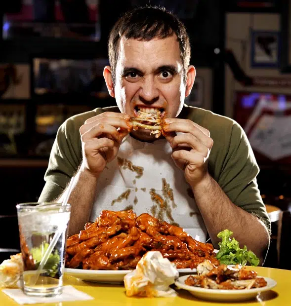 How To Properly Eat Chicken Wings – An Instructional Video | 94-3 The