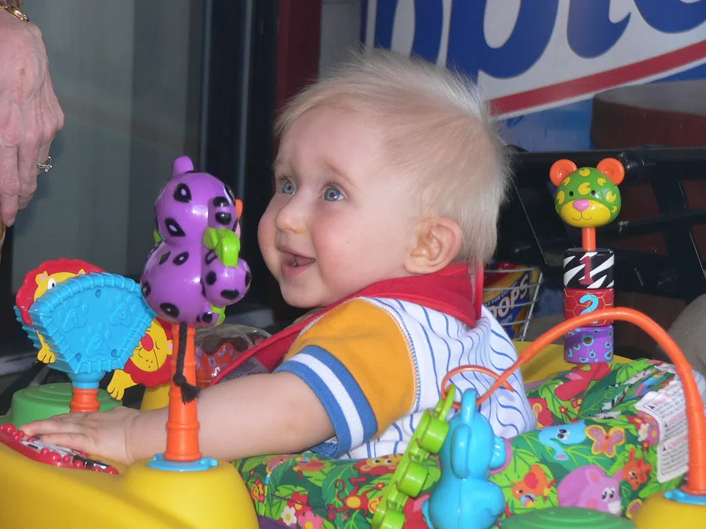 BABIES SHOULD HAVE SKINTOSKIN CONTACT WITH THEIR FATHER AS MOM